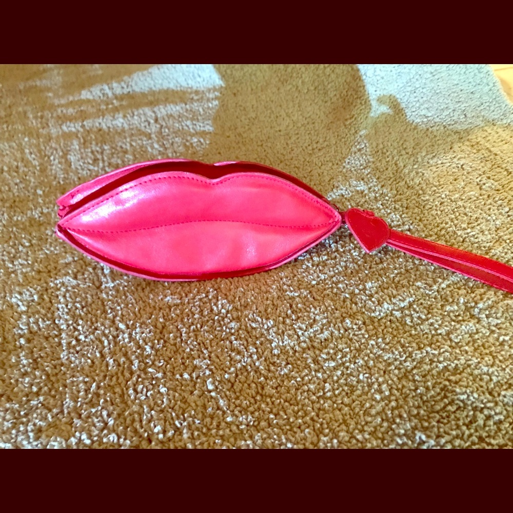 Lip clutch